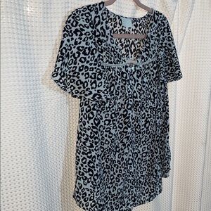 Chic V-Neck Blouse in leopard